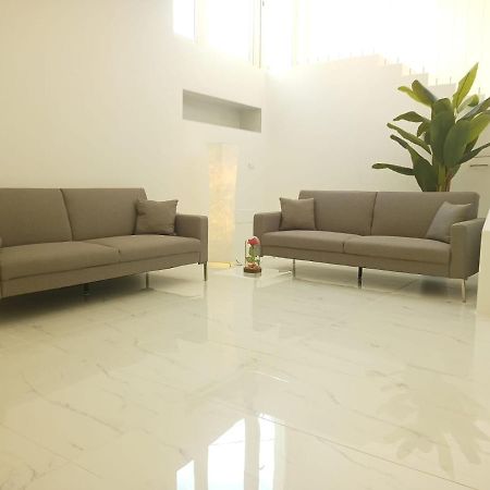 אורוסיי Elegant Basement Suite מראה חיצוני תמונה