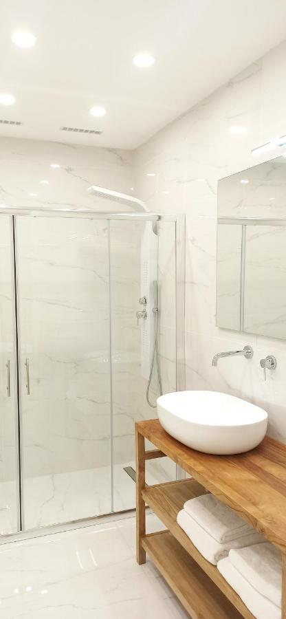 אורוסיי Elegant Basement Suite מראה חיצוני תמונה