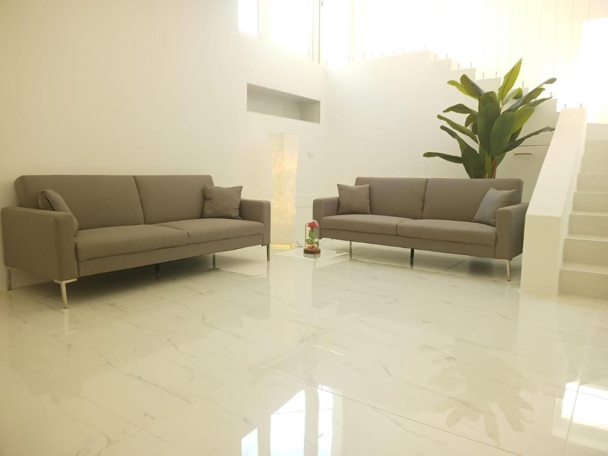 אורוסיי Elegant Basement Suite מראה חיצוני תמונה